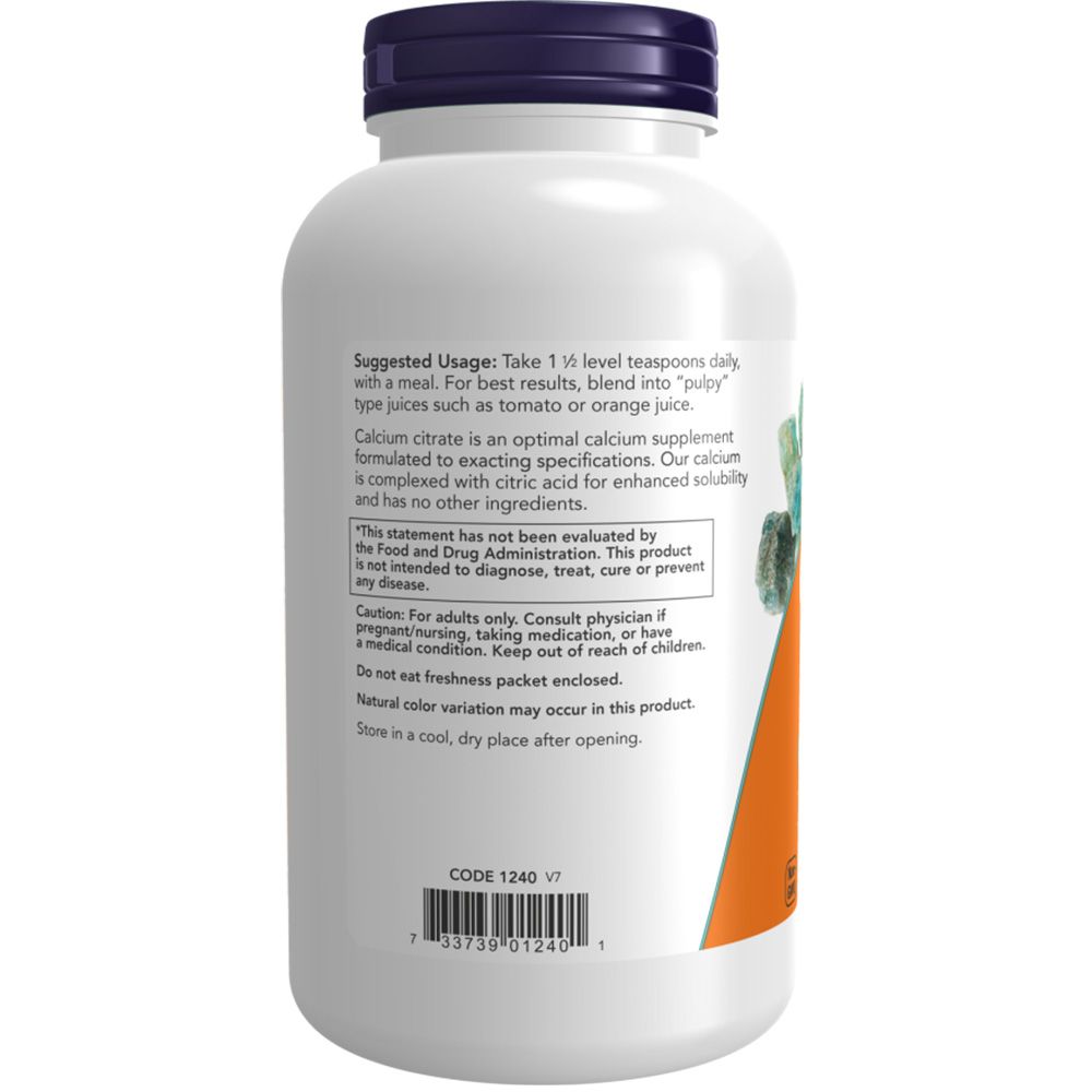 Achterkant van een witte fles. Oranje etiket met tekst. Barcode onderaan. Tekst: "Calcium Citrate" en "NOW".