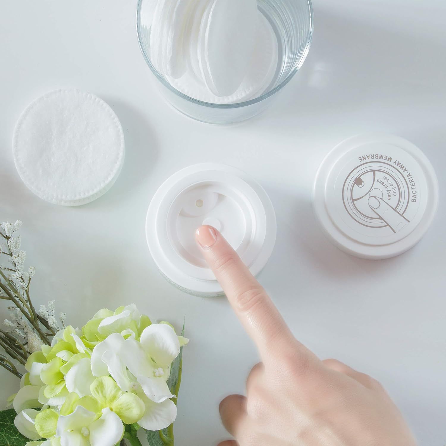 Een vinger neemt Victoria Beauty Collageencrème uit een open pot.