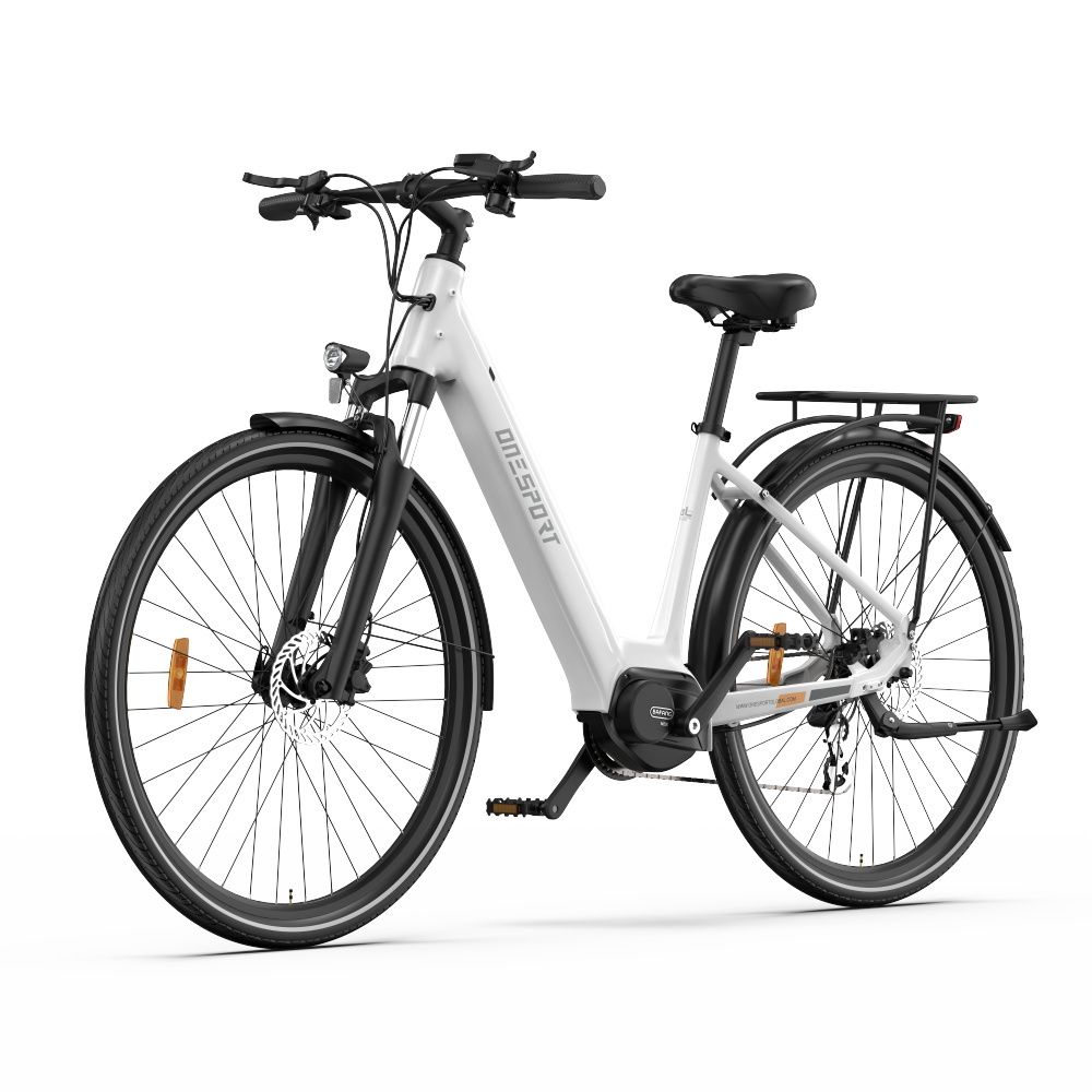 Vélo électrique blanc avec accents noirs. Porte-bagages, garde-boue et freins à disque. Logo OneSport.