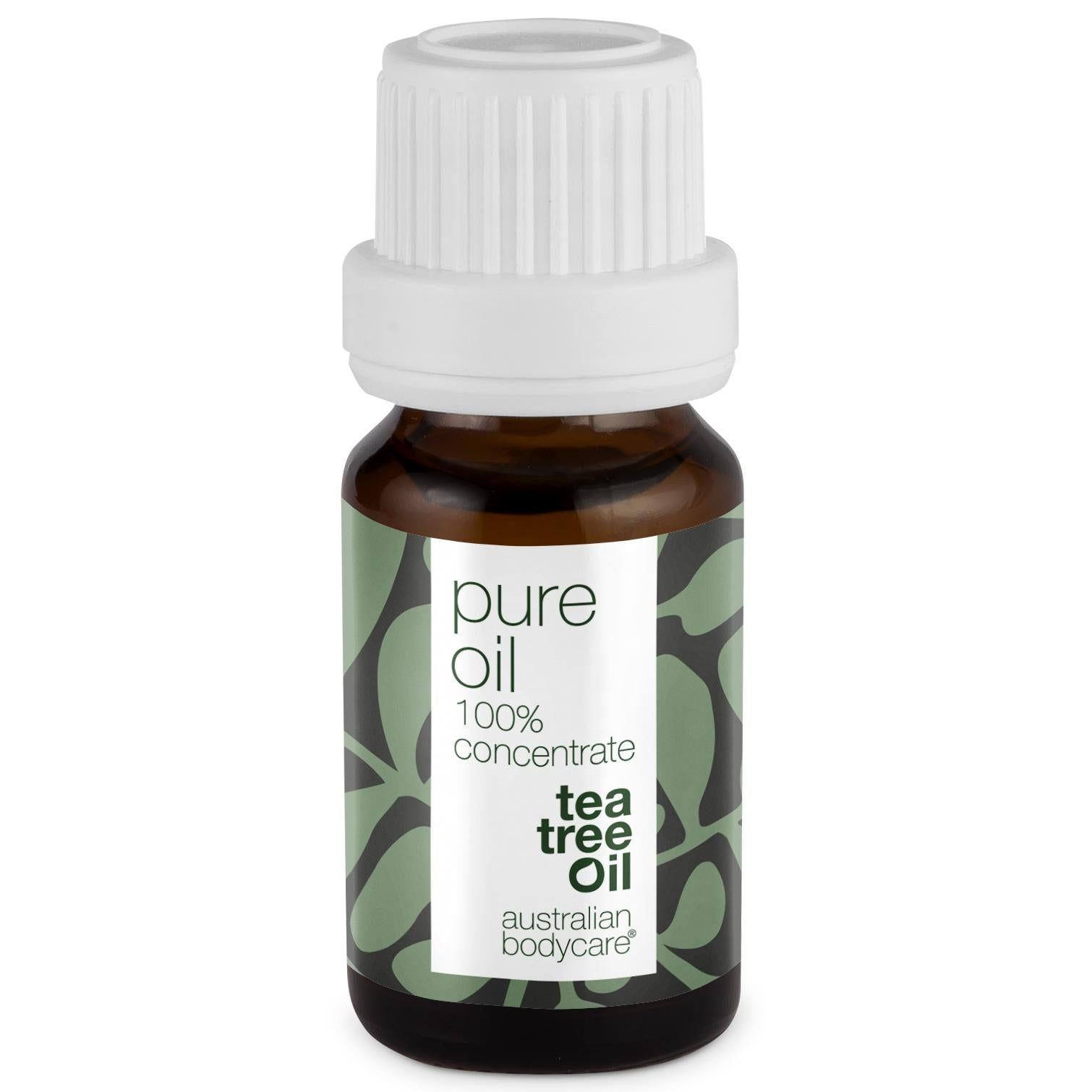 Flacon en verre brun avec bouchon blanc. Étiquette avec texte: pure oil, 100% concentrate, tea tree oil, australian bodycare.