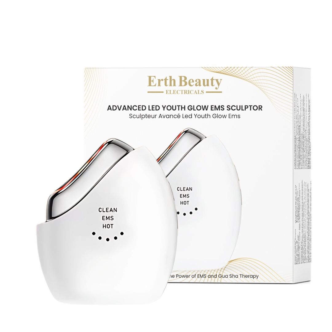 Witte EMS gezichtsmassager met zilveren accenten en oplaadstation. Productdoos op de achtergrond.