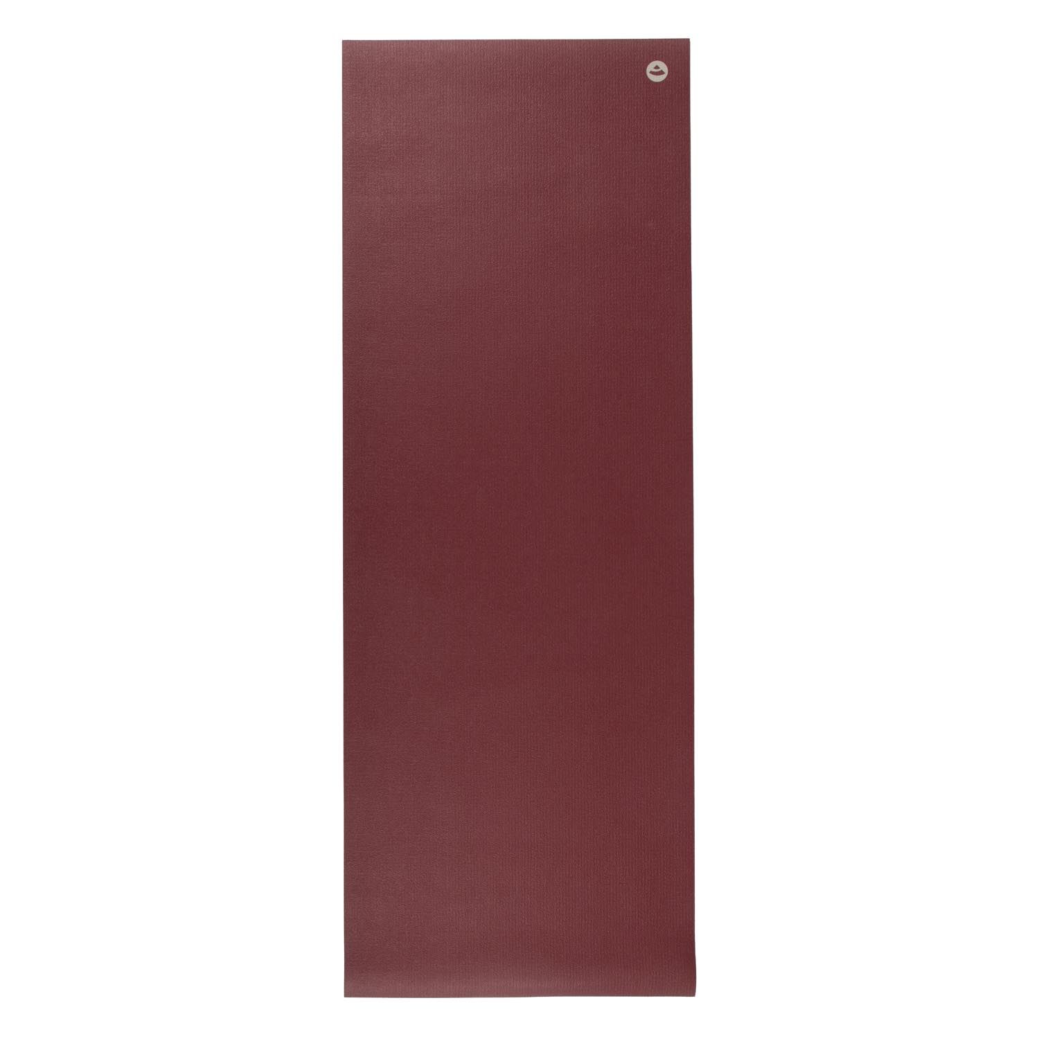 Bordeaux yogamat, rechthoekig, met logo. Opgestapeld, vastgezet met een knop.