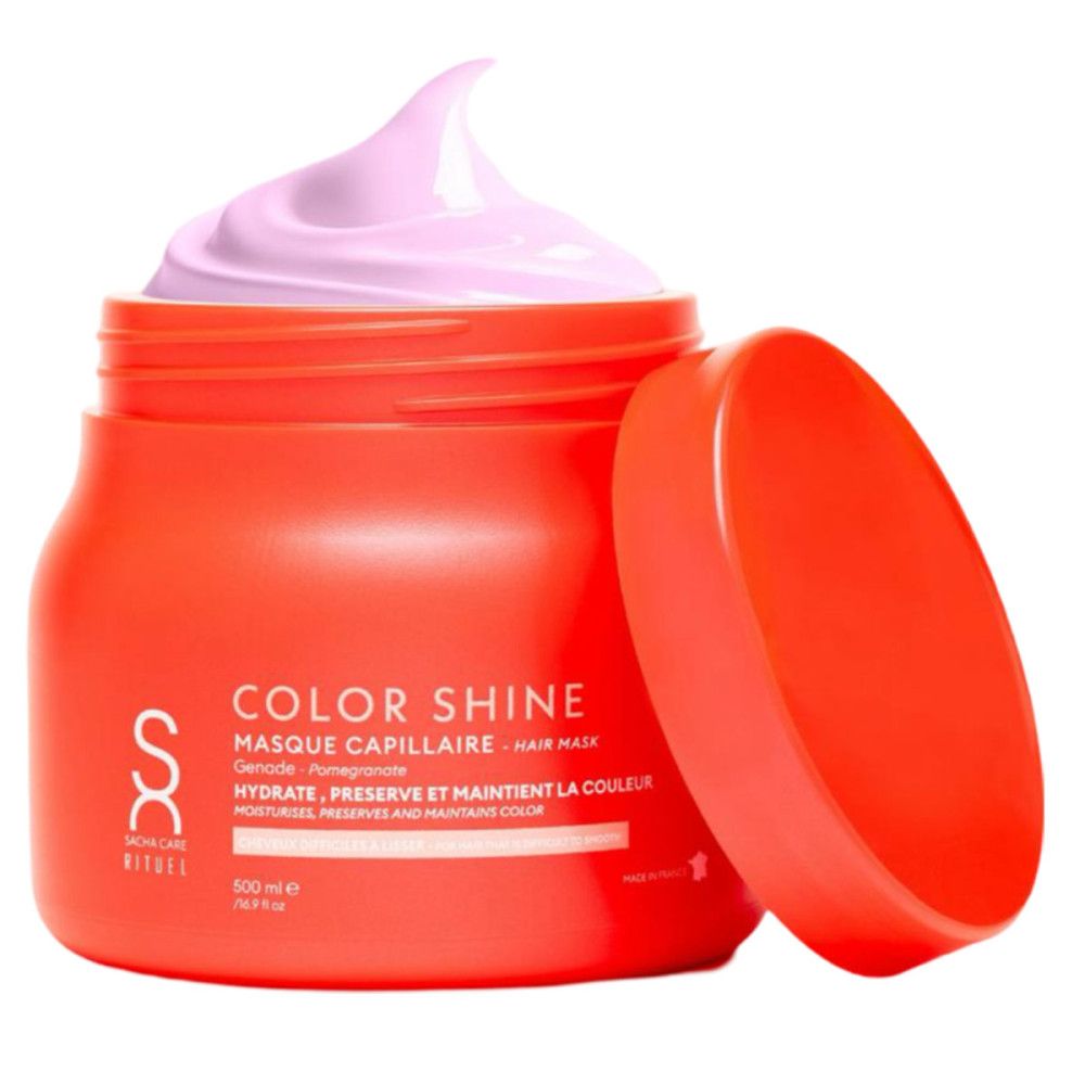 Rode pot met roze crème. Open deksel ernaast. Tekst: Color Shine, Masque Capillaire. Hydrate, Preserve et Maintient la Couleur. Merk: Sacha Care.