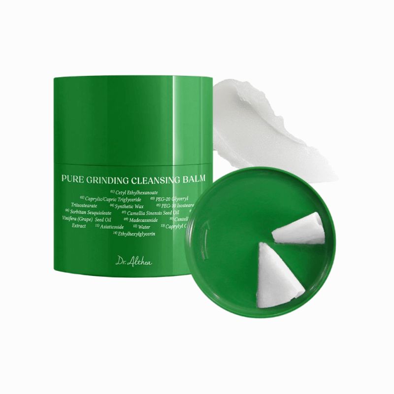 Contenant vert avec baume nettoyant blanc. Inscription : Pure Grinding Cleansing Balm. Couvercle vert avec morceaux de baume.