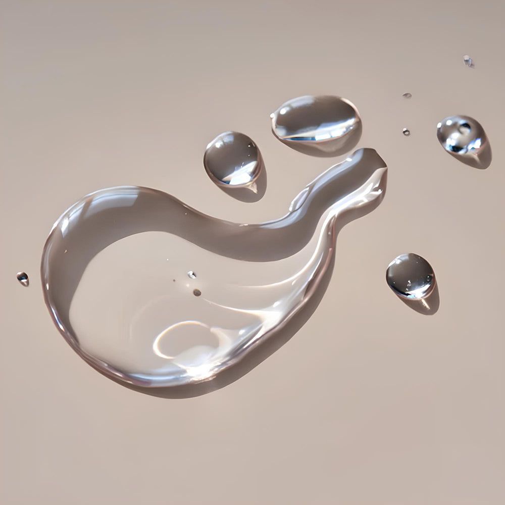 Gouttes de SKINLICK Kindwater eau micellaire sur fond neutre. Liquide transparent.