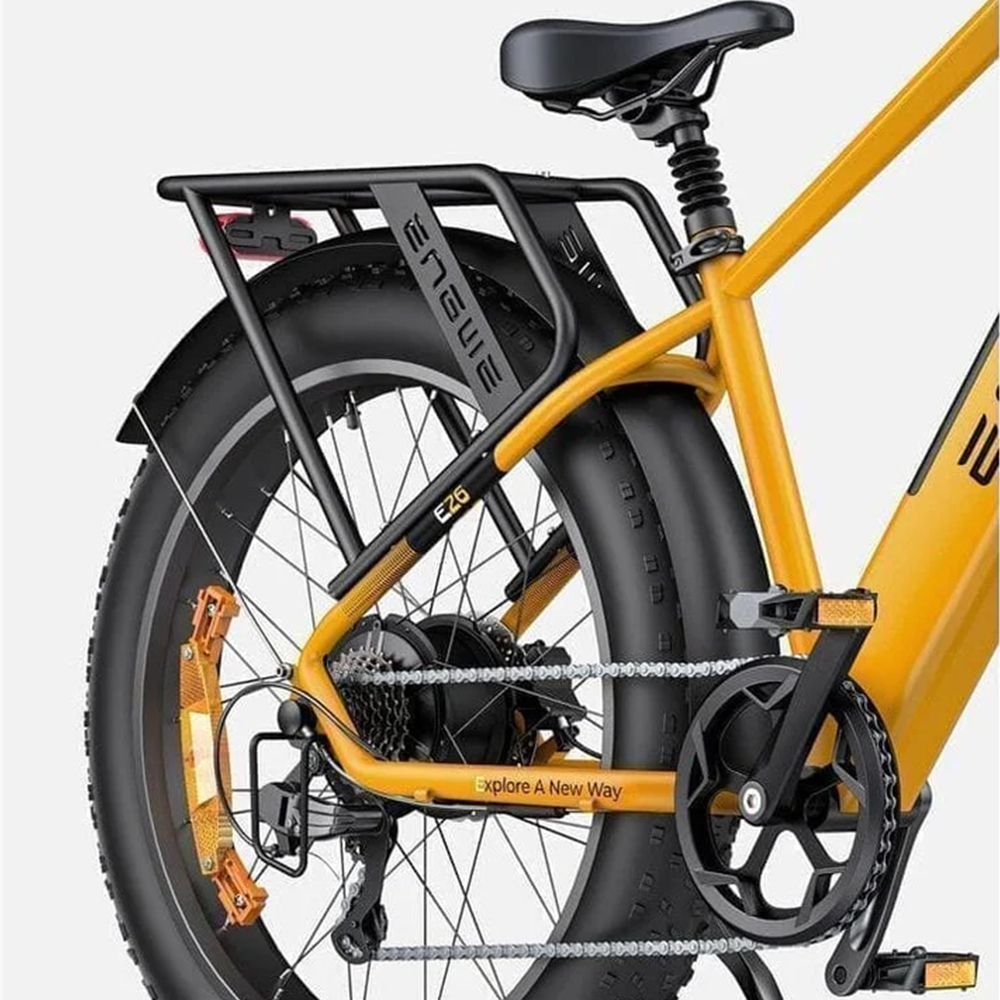 Gros plan de l'arrière d'un VTT électrique jaune. Porte-bagages, pneus noirs, chaîne et marque ENGWE.