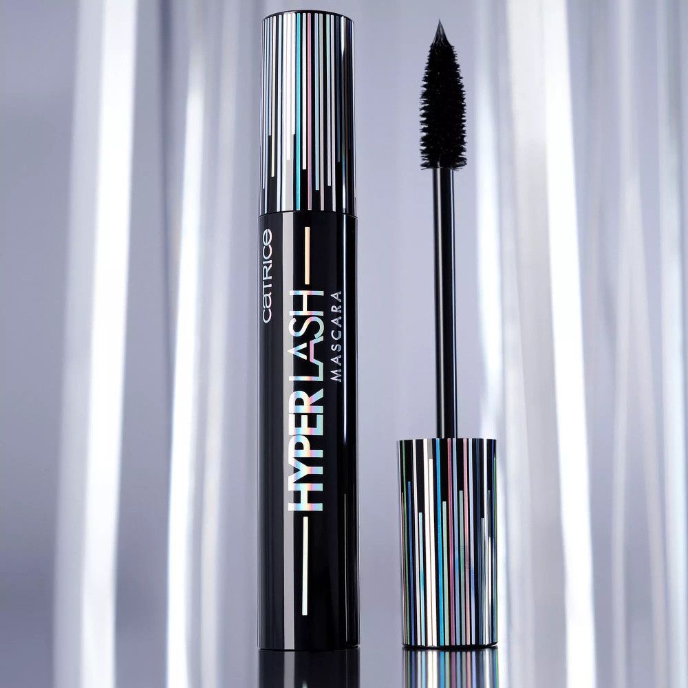 Tube de mascara noir avec bouchon argenté et brosse sortie. "CATRICE HYPER LASH MASCARA" est écrit sur le tube.