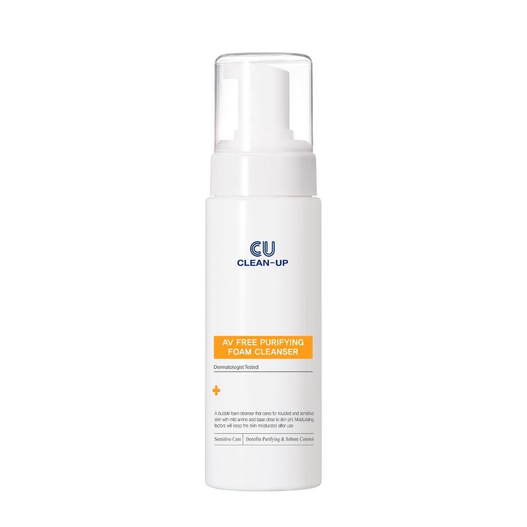 Witte fles met pompsluiting. Opschrift: CU CLEAN-UP, AV FREE PURIFYING FOAM CLEANSER. Dermatologisch getest.