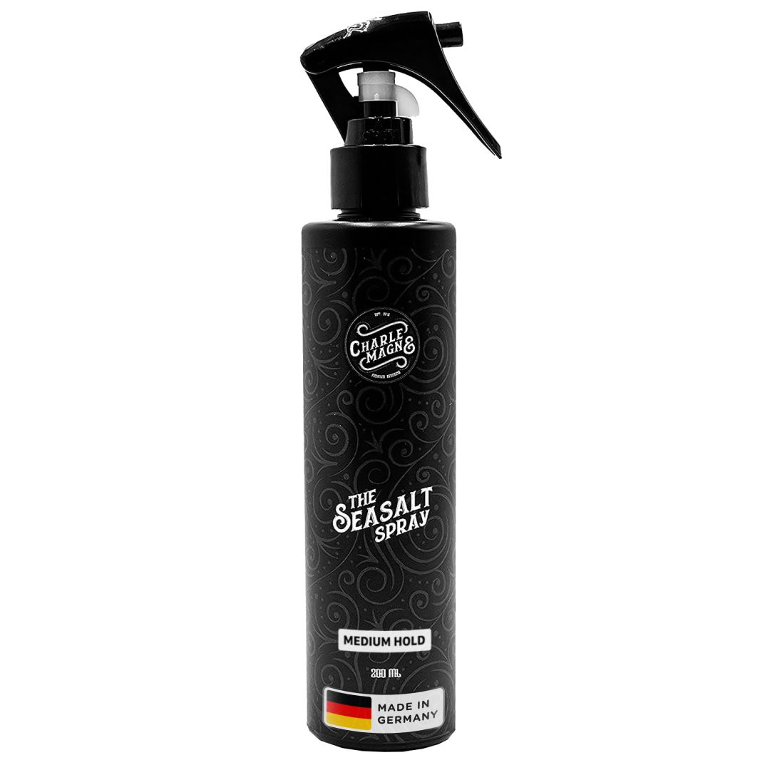 Een zwarte spuitfles "The Seasalt Spray" met zwarte pompkop. "Medium Hold", "200 ml" en "Made in Germany" staan erop.