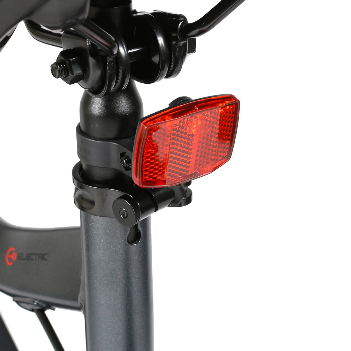 Réflecteur rouge sur la tige de selle d'un vélo électrique. Support noir.