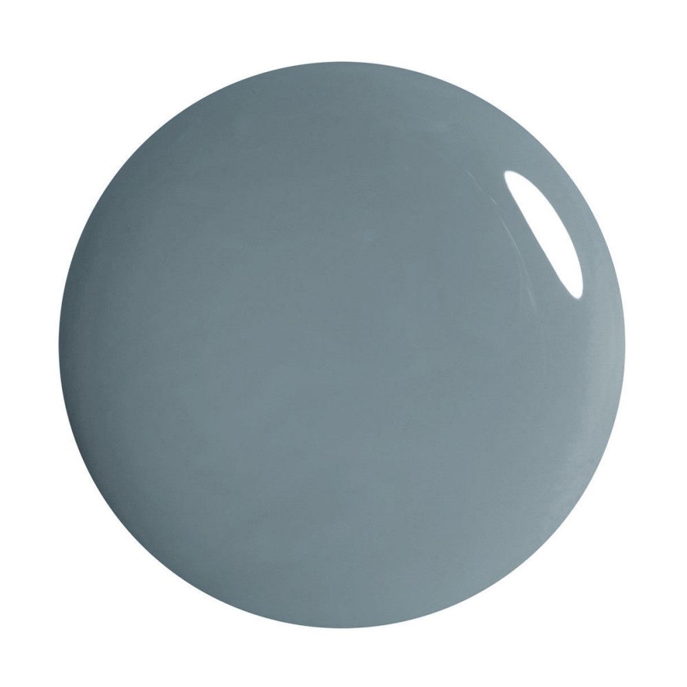 Tache ronde de vernis à ongles bleu-gris. Surface brillante. Sur fond blanc.