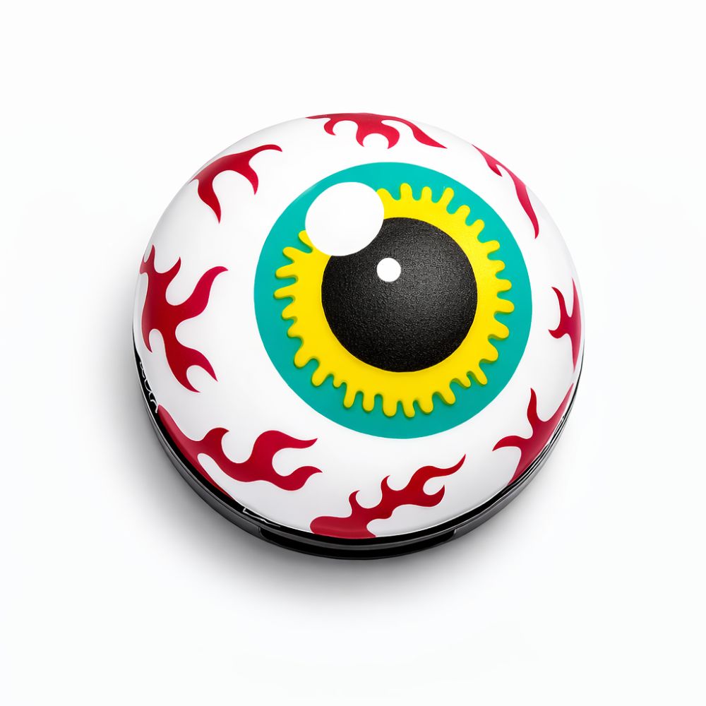 Ronde witte houder met oogmotief. Rode vlammen, gele iris, zwarte pupil. Zwarte rand.