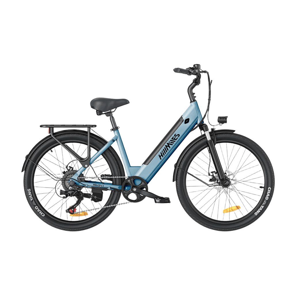 Vélo électrique bleu avec cadre noir, porte-bagages et phare. Marque HillMiles.