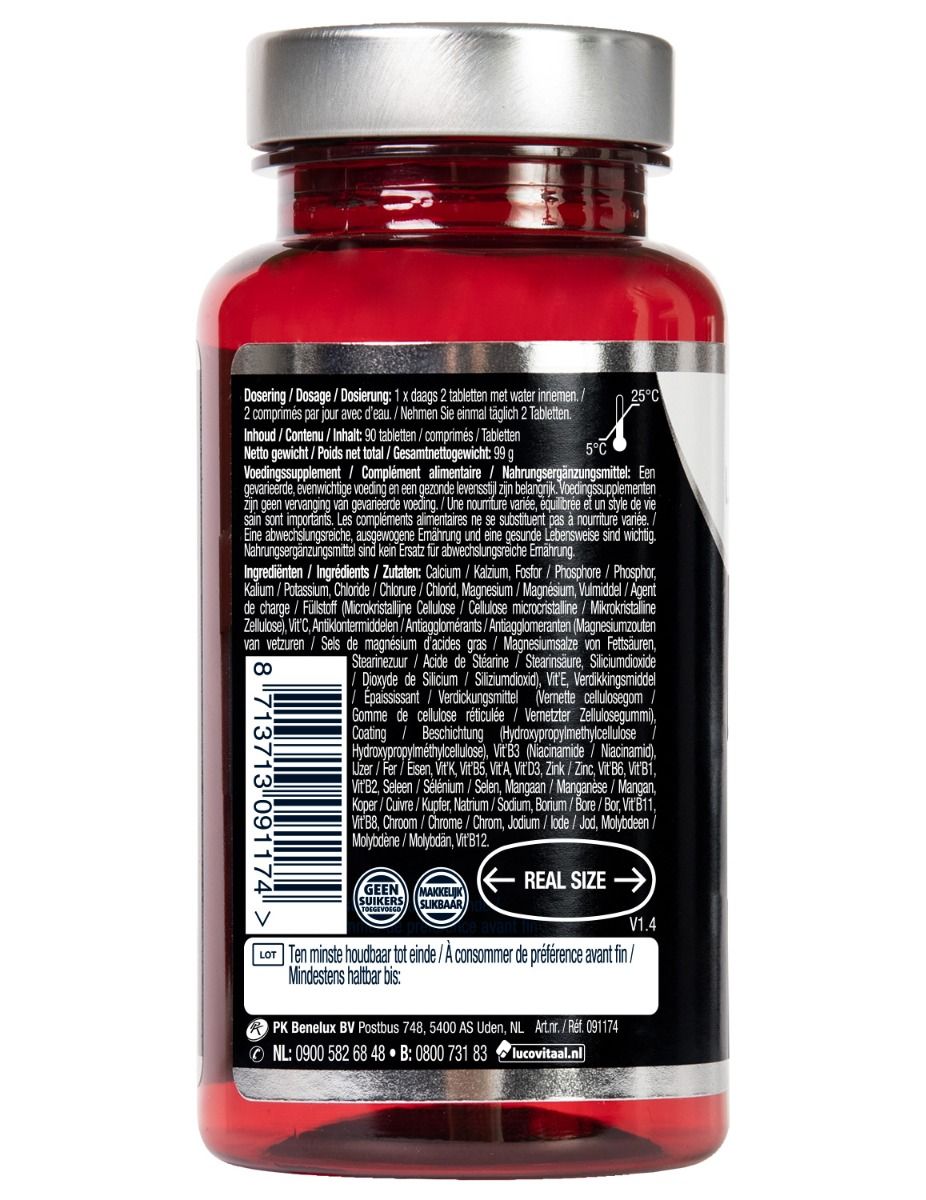 Achterkant rode fles met informatie. Bevat dosering, ingrediënten en barcode. Tekst in het Nederlands.