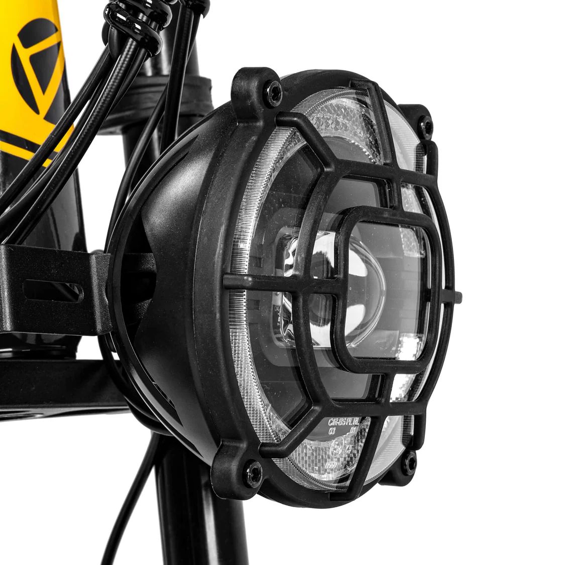 Close-up van de koplamp van een e-bike. Zwarte behuizing, beschermrooster.
