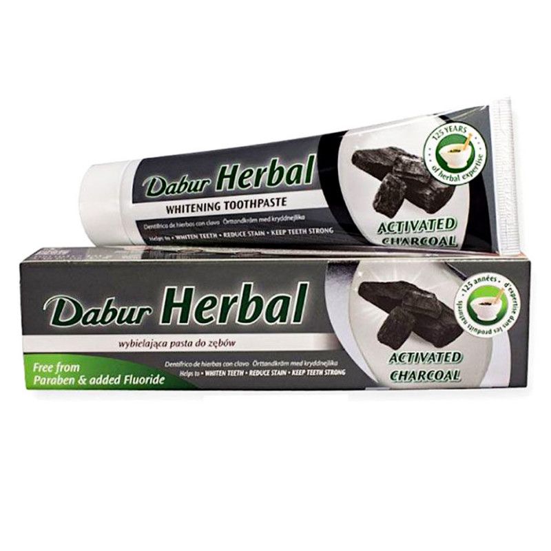Tube et boîte de dentifrice Dabur Herbal avec motif charbon actif.