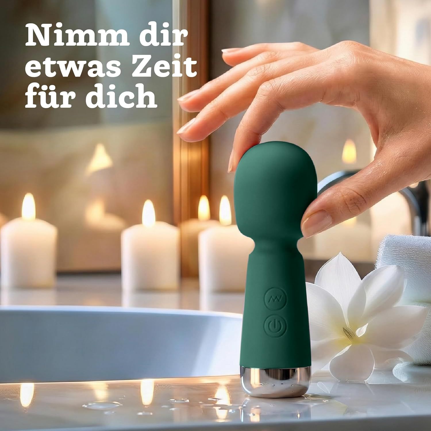 Mini vibrateur vert tenu dans une main, entouré de bougies et d'une fleur.