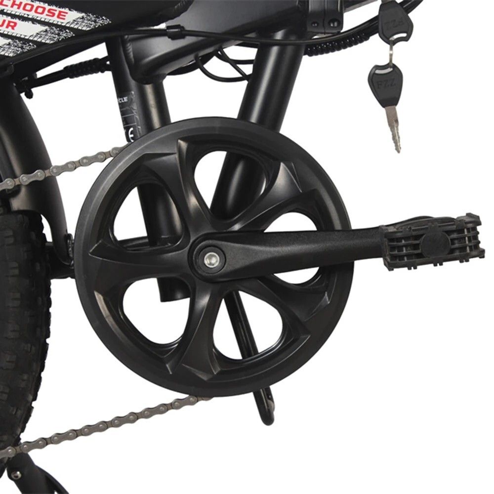 Gros plan des pédales et de la chaîne d'un vélo électrique. Pédales et plateau noirs.