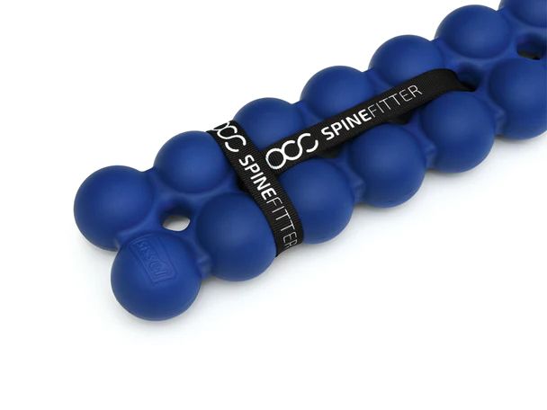 Close-up van een blauwe Spinefitter met zwarte band. Op de band staat "SPINEFITTER".
