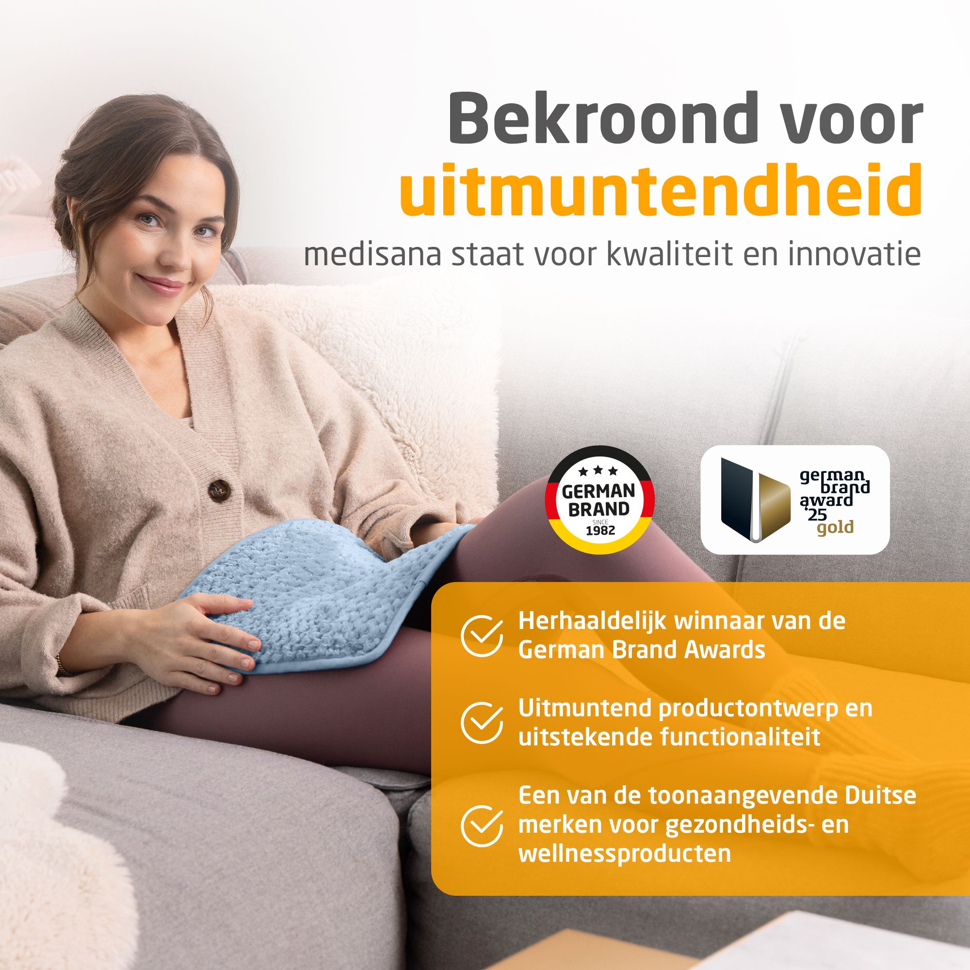 Vrouw op bank met blauw warmtekussen. German Brand Award. Bekroond voor uitmuntendheid. Merkteken.