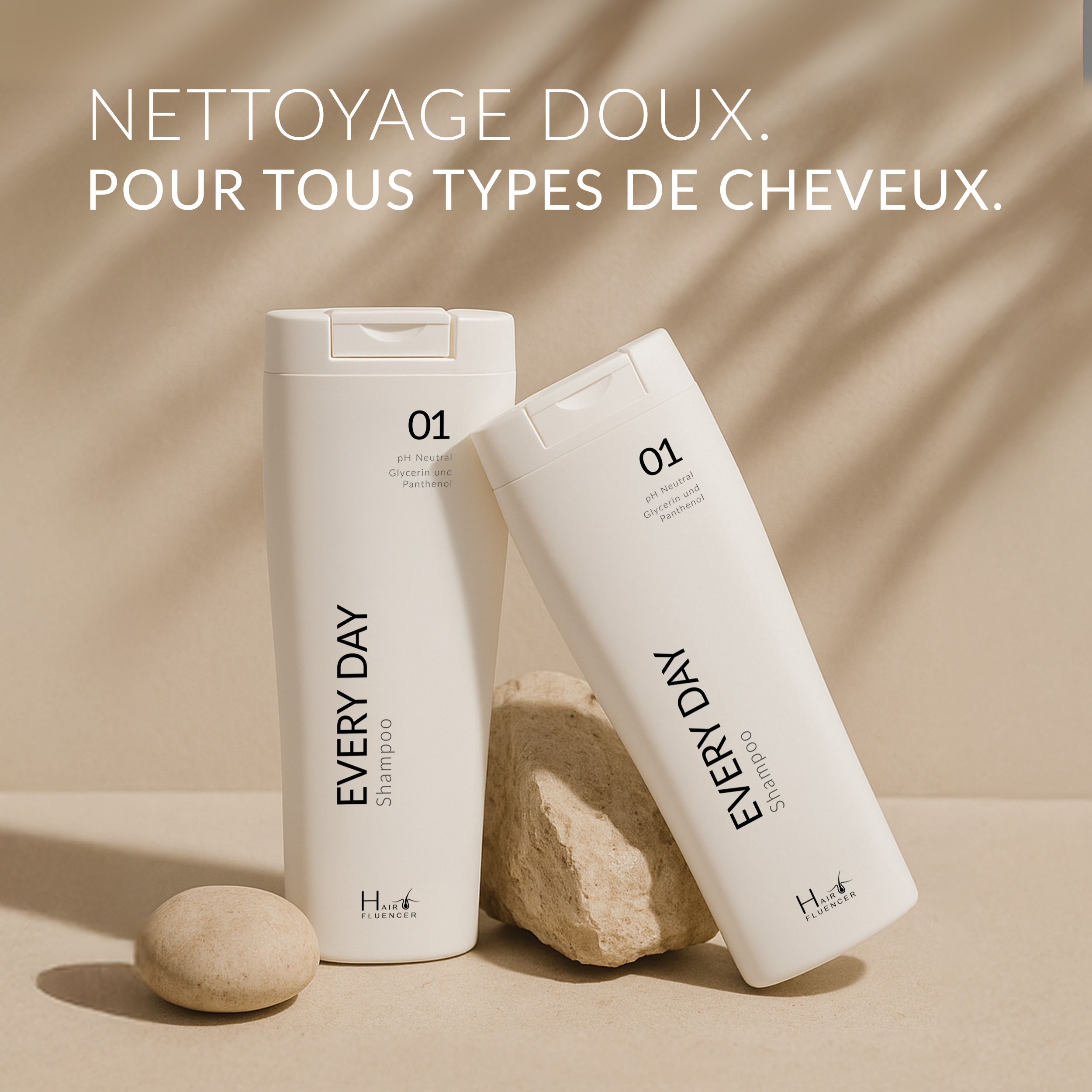 Deux flacons de shampooing blancs. Texte : EVERY DAY Shampoo. En haut : 01. Inscription : NETTOYAGE DOUX. POUR TOUS TYPES DE CHEVEUX.