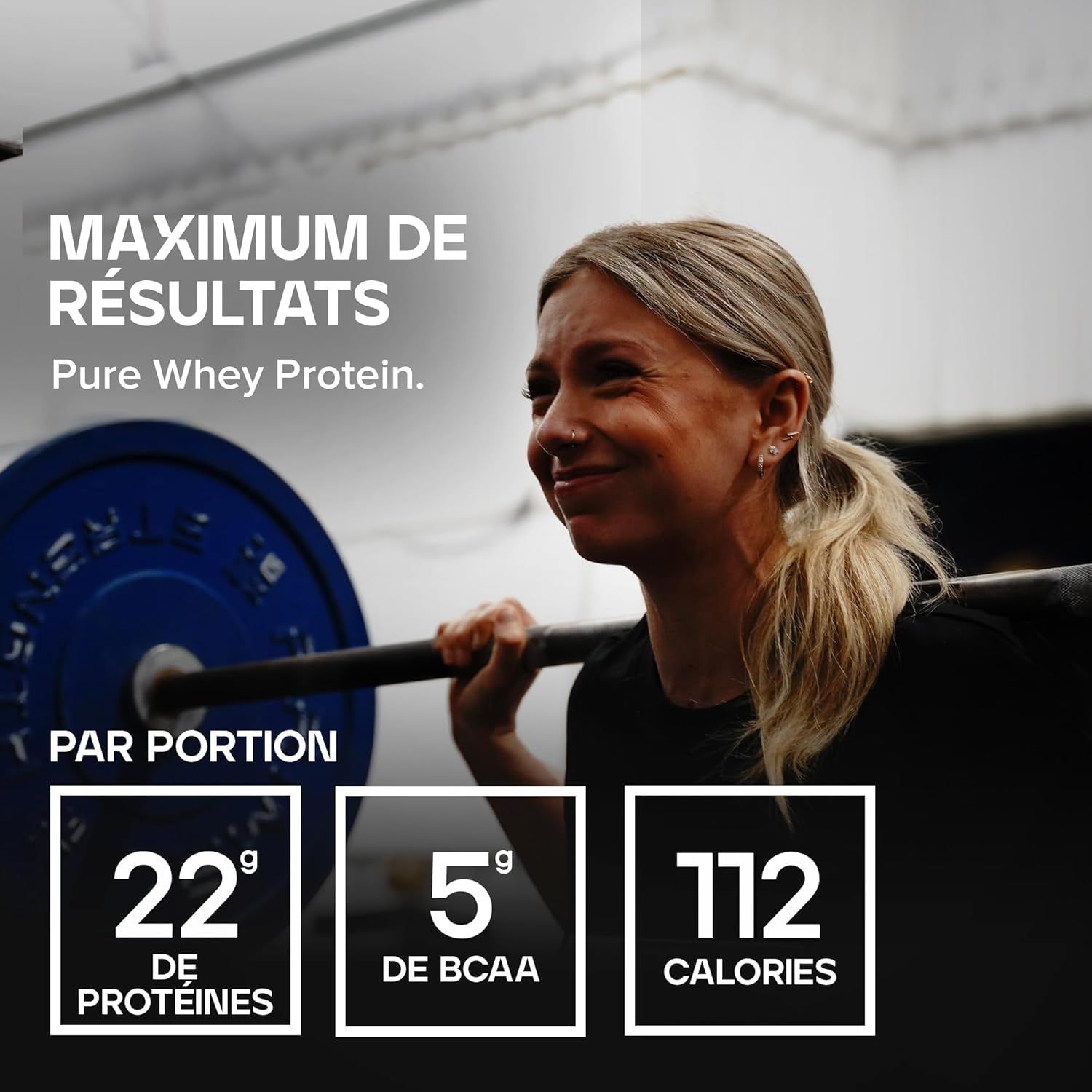 Vrouw tilt een halterstang, 22g eiwit, 5g BCAA, 112 calorieën per portie.