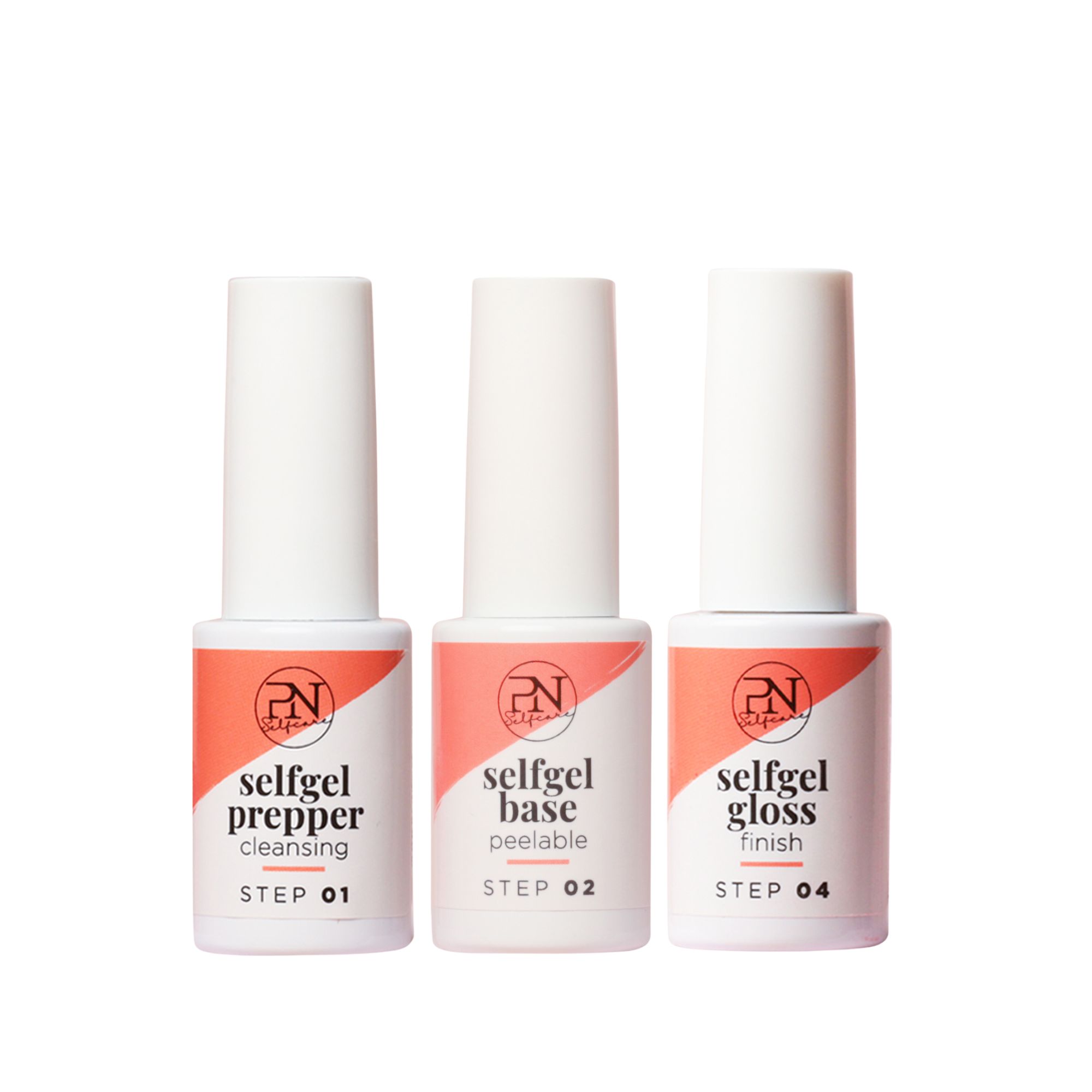 Trois flacons pour les soins des ongles : Prepper, Base et Gloss. Bouchons blancs, étiquettes oranges avec texte.