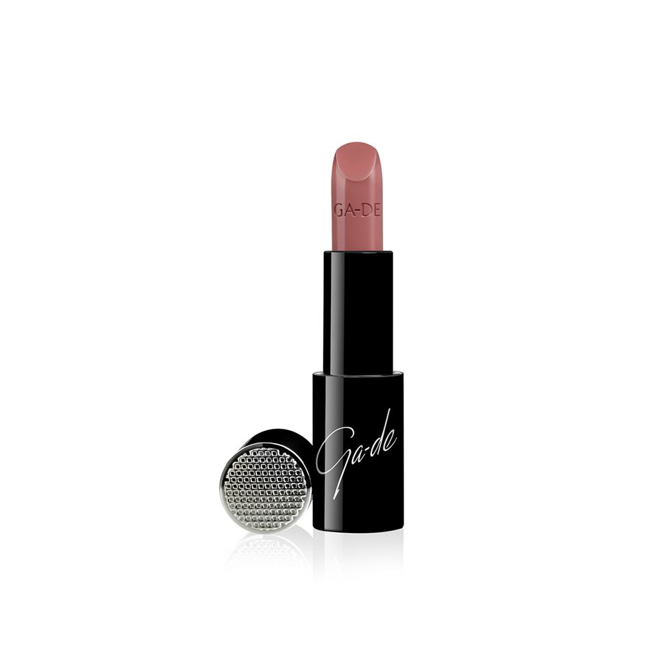 Roze lipstick in zwarte huls. De naam GA-DE is zichtbaar op de lipstick. Daarnaast een ronde, zilverkleurige opzet.