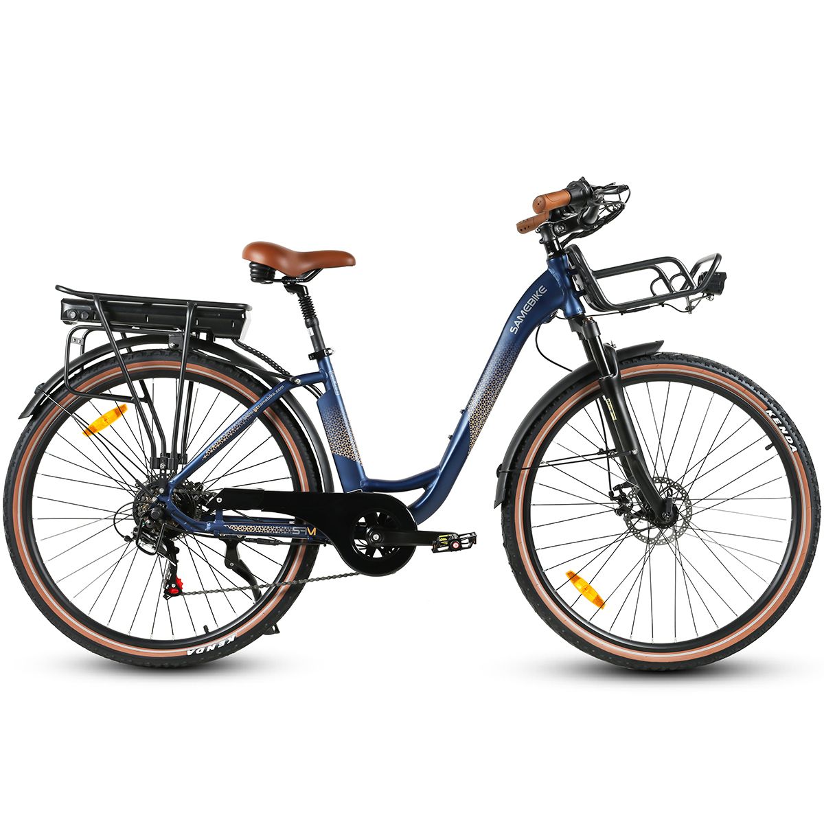 Blauwe elektrische fiets met bruin zadel en stuur. Mand voor, bagagerek achter. Zwarte banden met beige zijkanten.