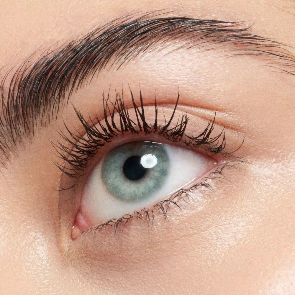 Œil avec cils maquillés. Iris bleu. Peau autour de l'œil.