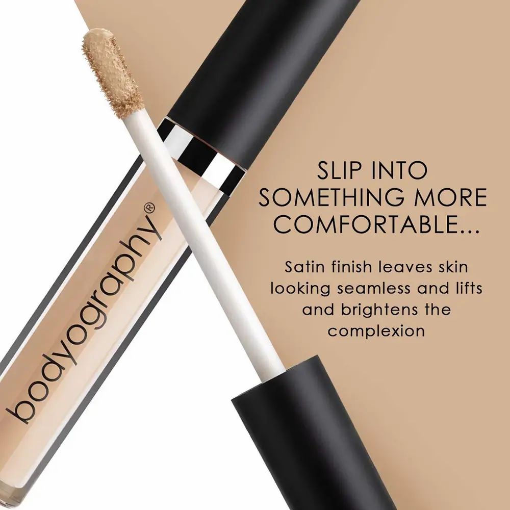 Concealer tube met applicator. Tekst: Slip into something more comfortable... Satin finish leaves skin looking seamless and brightens the complexion. Opschrift: bodyography®.