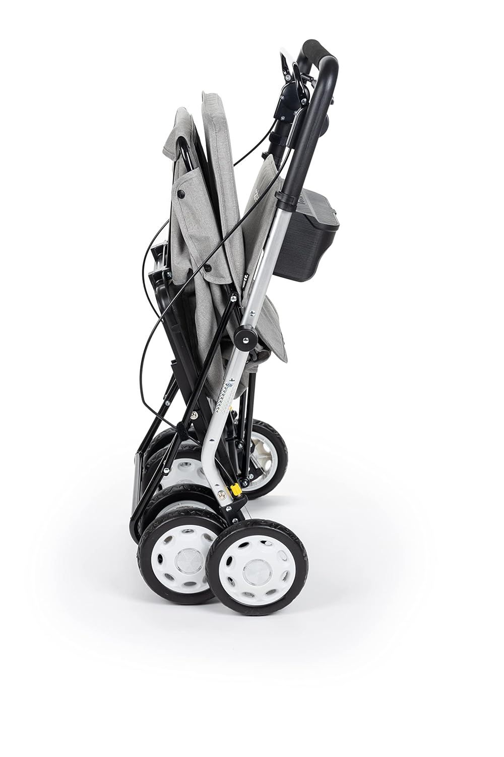 Gevouwen grijze rollator met zitje en boodschappentas, vier wielen, zilverkleurig frame.