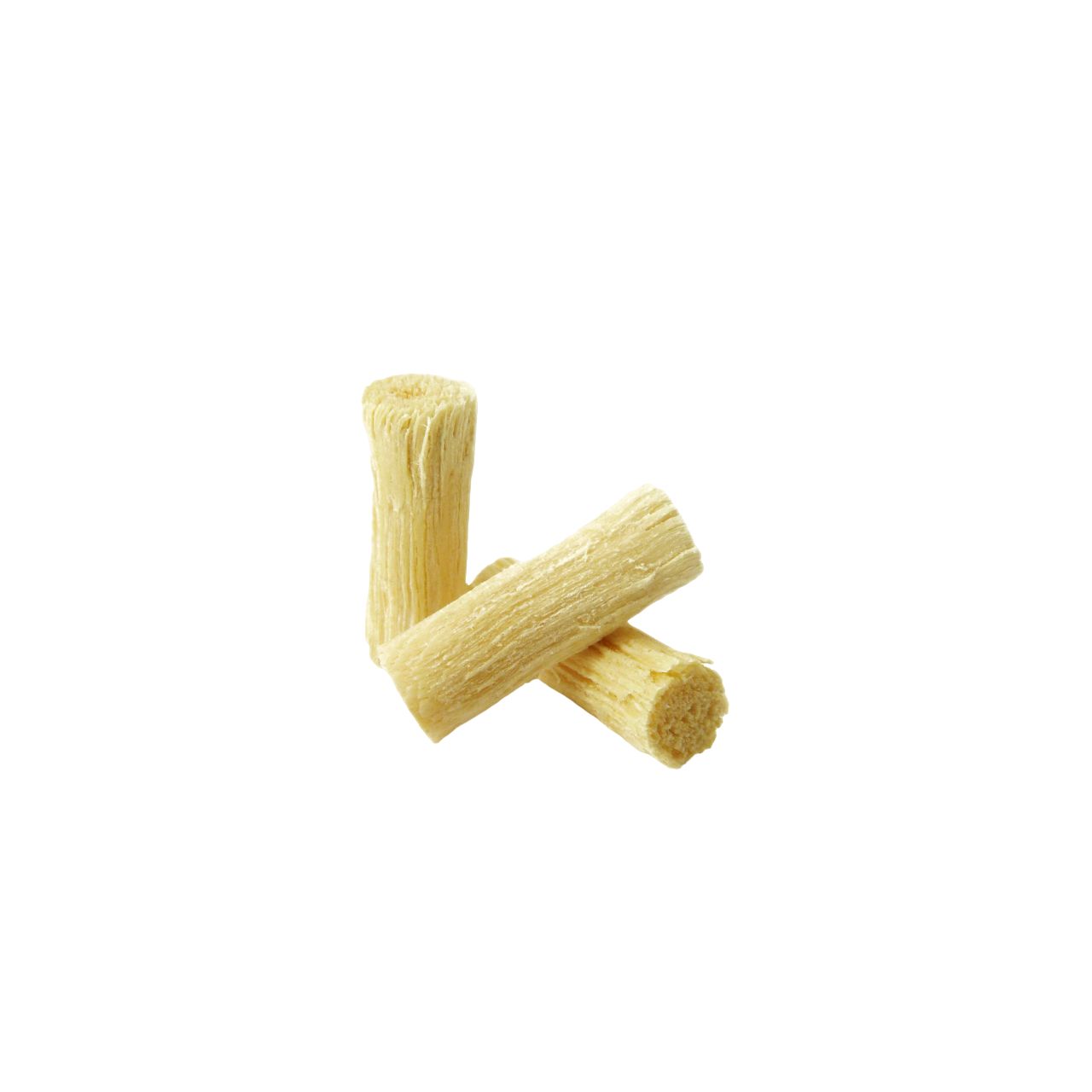 Drie cilindrische miswak-sticks. Lichtbruine kleur, vezelachtige textuur. Op witte achtergrond.