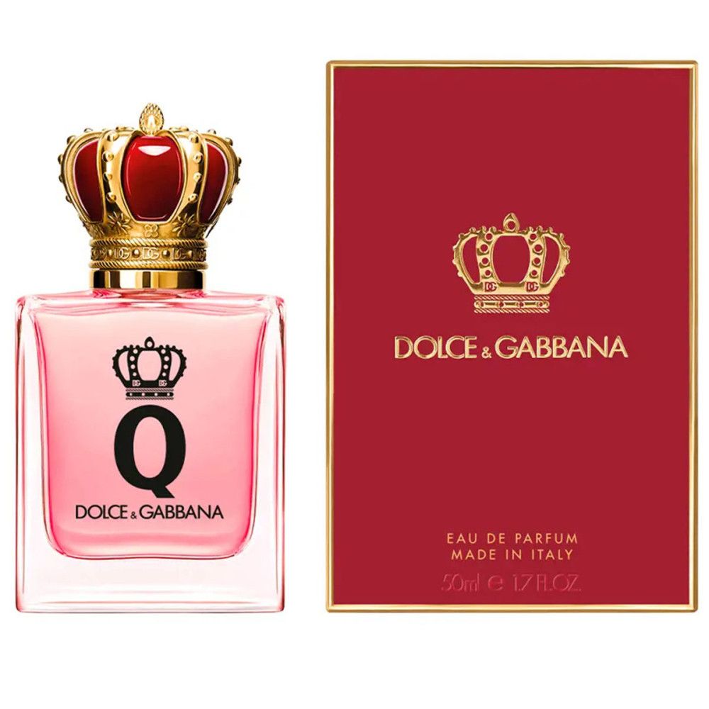 Parfumfles met rode kroon en rode verpakking. Opschrift: Dolce & Gabbana, Q. Eau de Parfum.