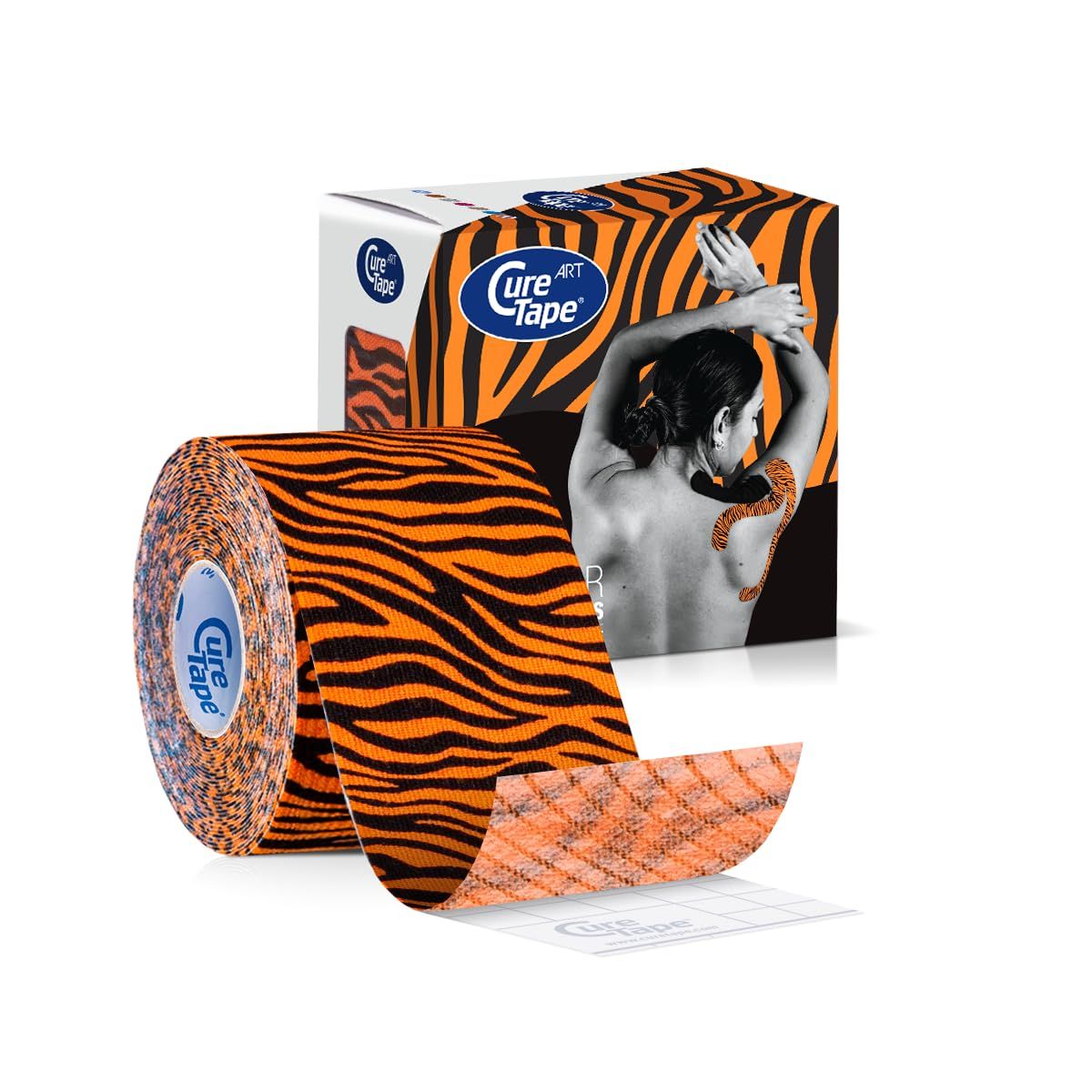 CureTape kinesiologie tape rol met tijgerprint, oranje en zwart. Doosverpakking op de achtergrond.