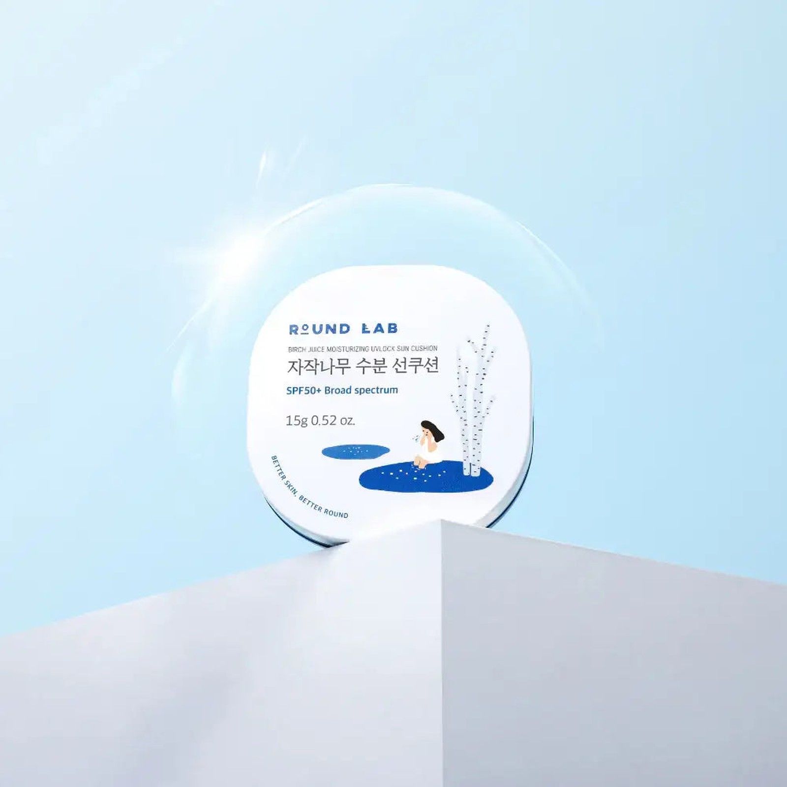 Round Lab zonnebrandkussen met berkensap, SPF 50. Witte verpakking met illustratie, op een wit plateau.