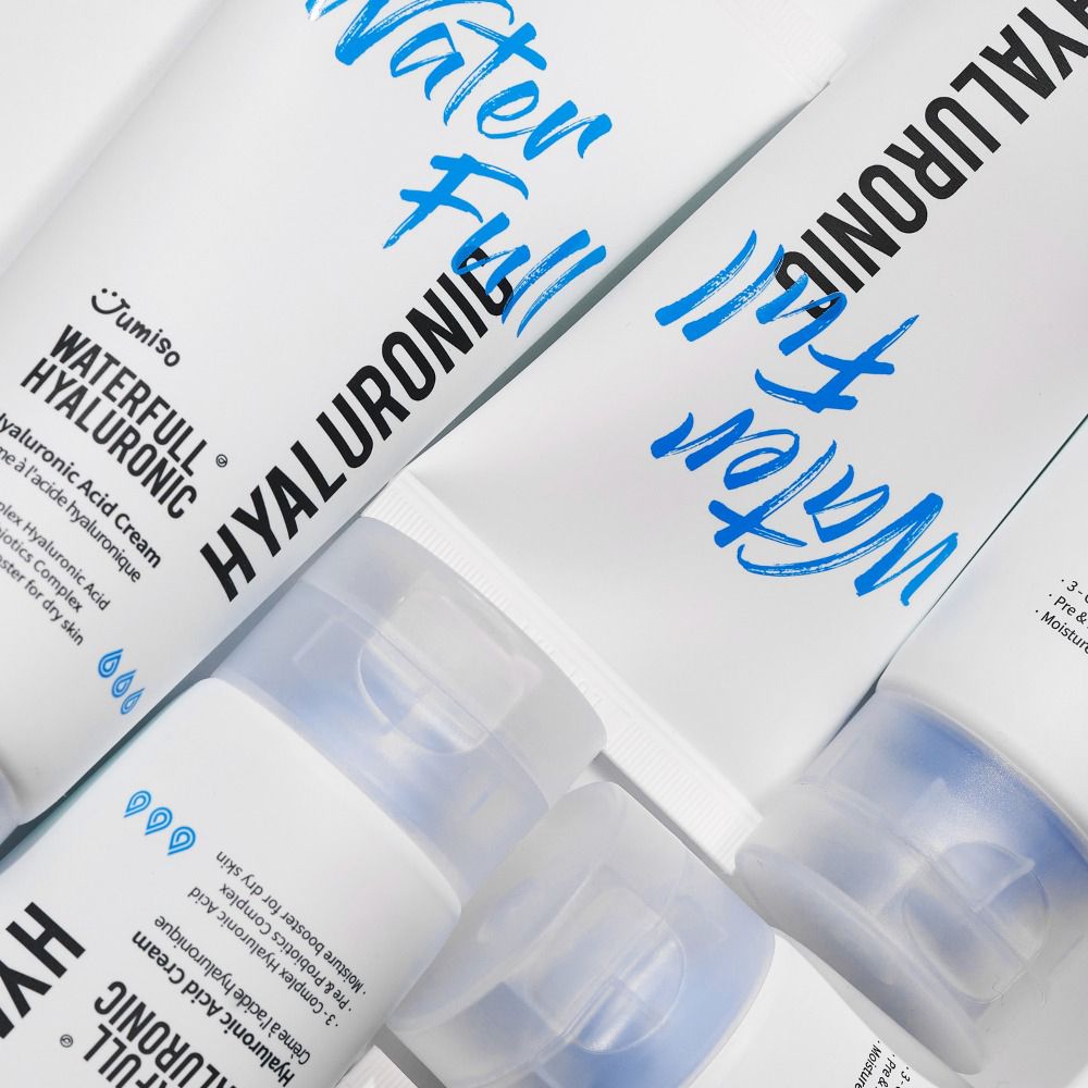 Plusieurs tubes avec texte bleu. Inscription: Water Full Hyaluronic. Nom du produit et détails.