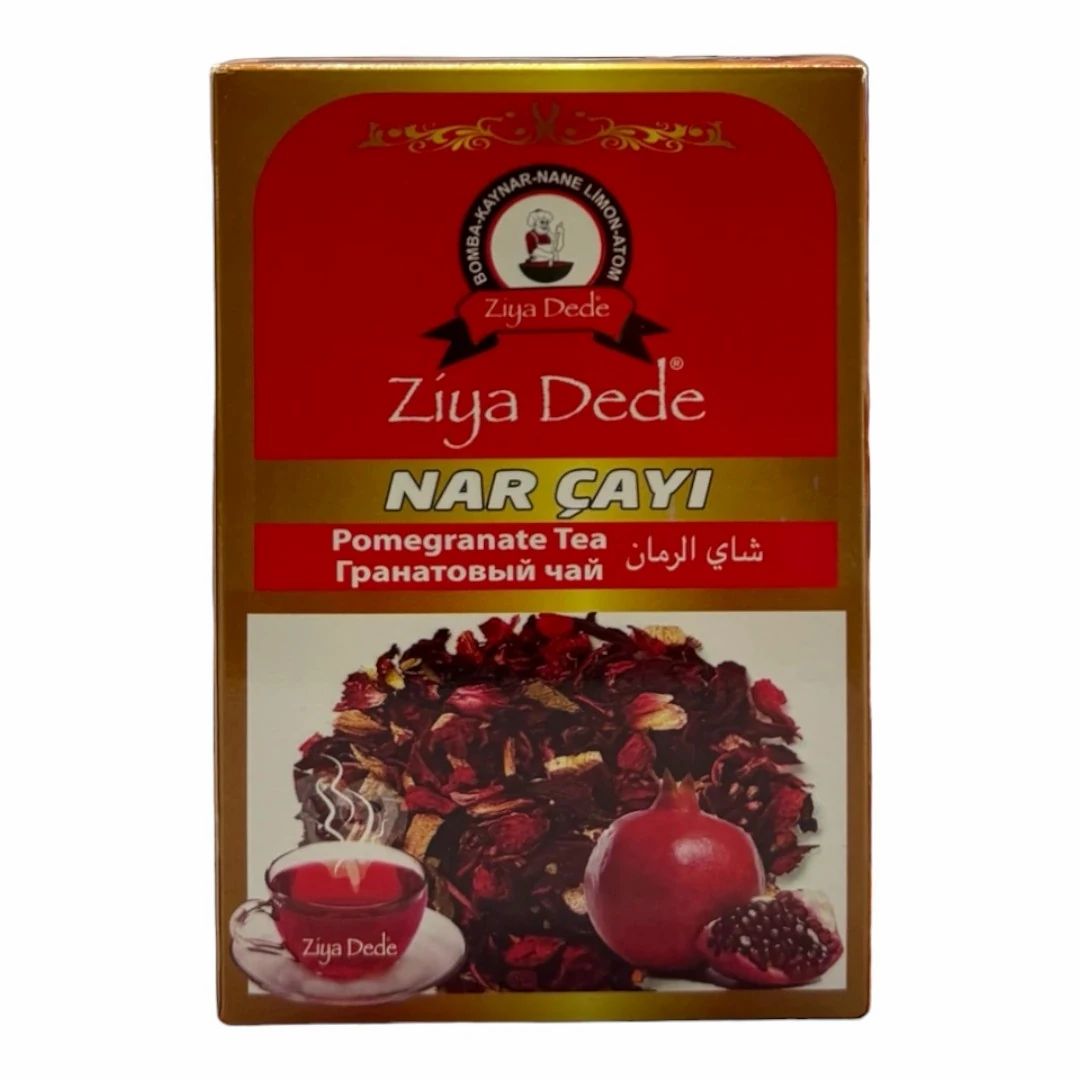 Kartonnen verpakking met rood etiket. Opschrift: Ziya Dede, Nar Çayi, granaatappelthee. Afbeelding van granaatappel en thee.