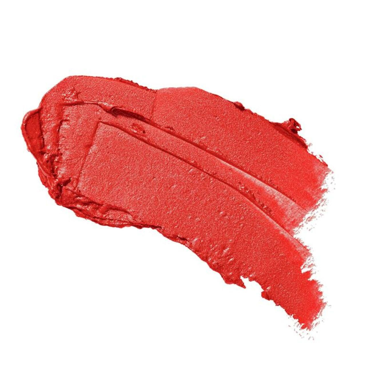 Rode lipstickveeg. Glanzende textuur. Op witte achtergrond.