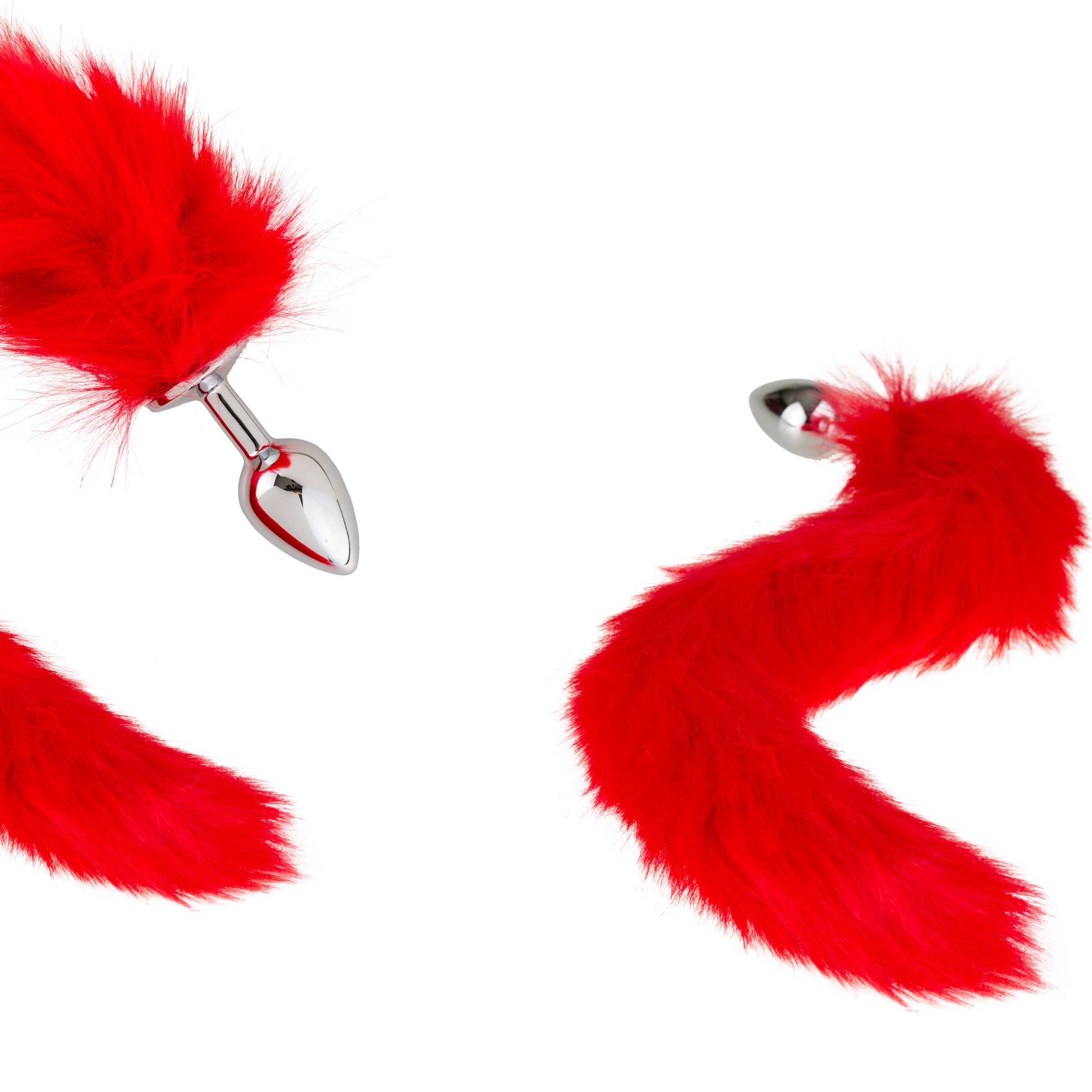 Trois queues rouges et duveteuses avec base métallique, sur fond blanc. Deux queues partiellement visibles.