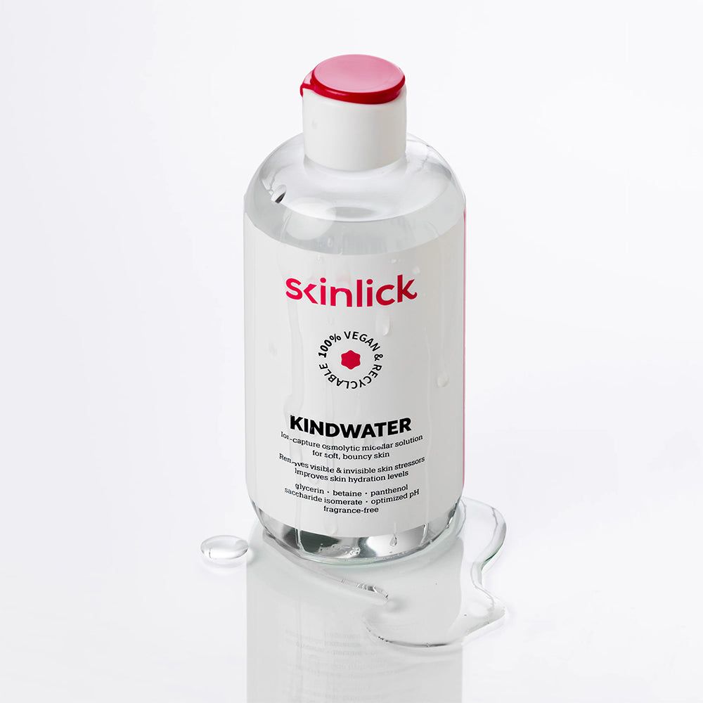 Bouteille de SKINLICK Kindwater eau micellaire avec liquide renversé. Liquide transparent.