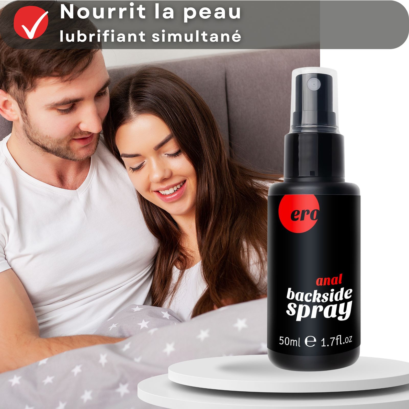 Flacon noir avec vaporisateur. Inscription : "ero anal backside spray". Couple au lit. Texte sur fond rouge.