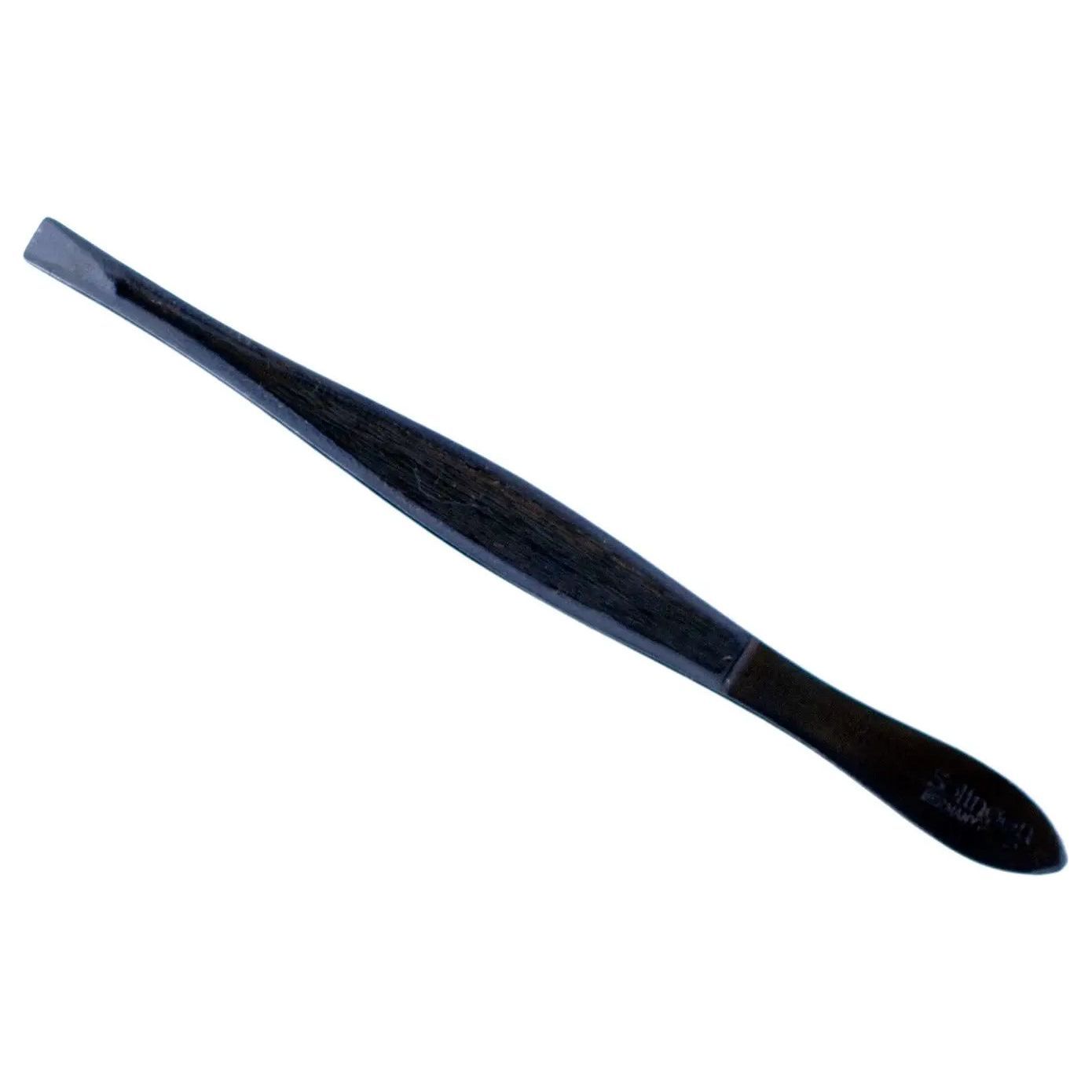 Pincet, recht, naar binnen gebogen. Donker metaal, langwerpige vorm met afgeplatte uiteinden. Detailweergave, geïsoleerd op witte achtergrond.