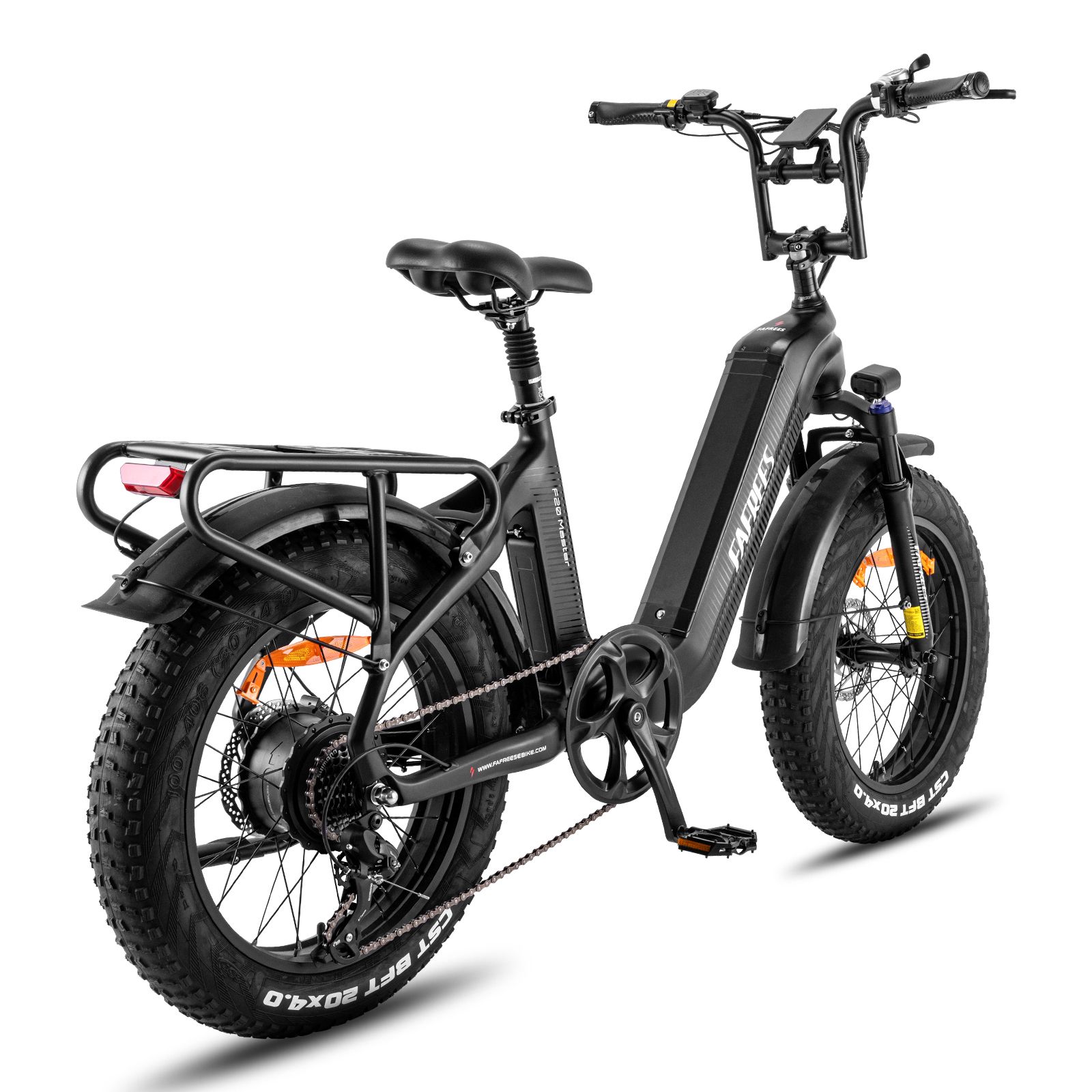 Zwarte e-bike met brede banden, bagagerek en FAFREES-logo. Achteraanzicht.