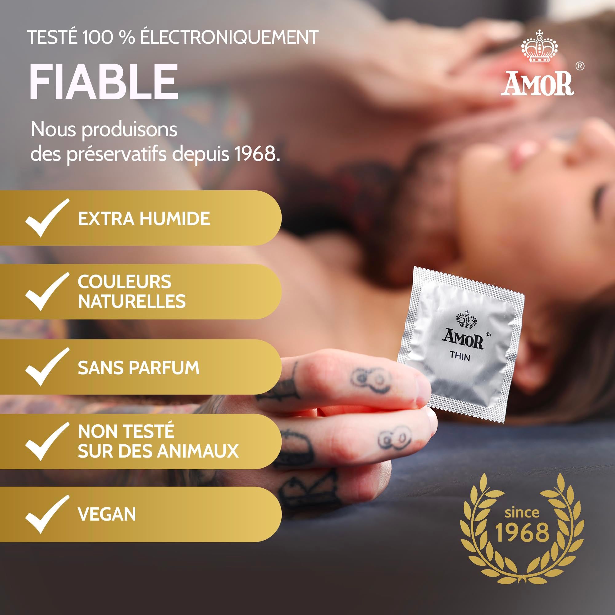 Une personne tient un préservatif Amor Thin. Des listes décrivent les caractéristiques : extra hydraté, couleurs naturelles, sans parfum, vegan, non testé sur animaux.