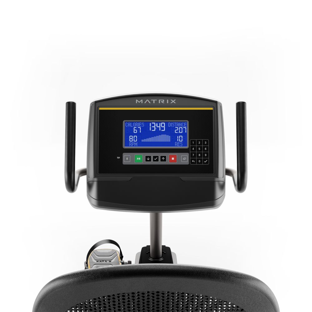 Console van een hometrainer. Zwart frame, display met blauwe weergave. Bedieningsknoppen en handgrepen. Merk MATRIX.