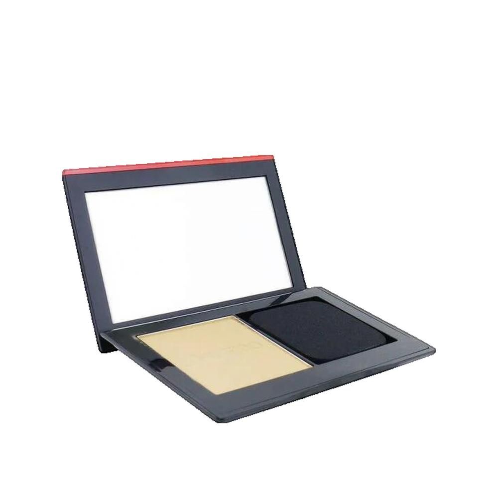 Poudre compacte ouverte avec miroir, poudre et éponge. Cadre noir, accent rouge.