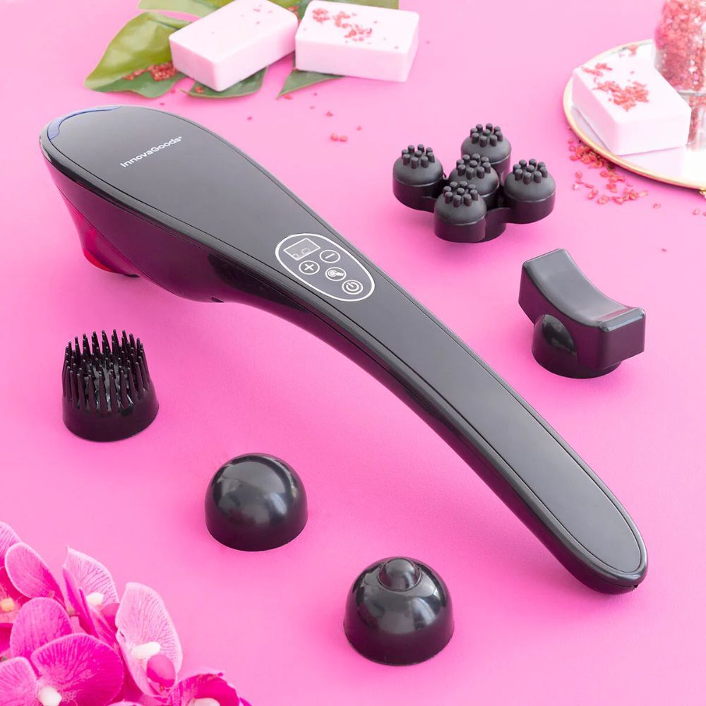 Zwarte handmassage met opzetstukken. Verschillende massagekoppen. Digitale display. Roze achtergrond.