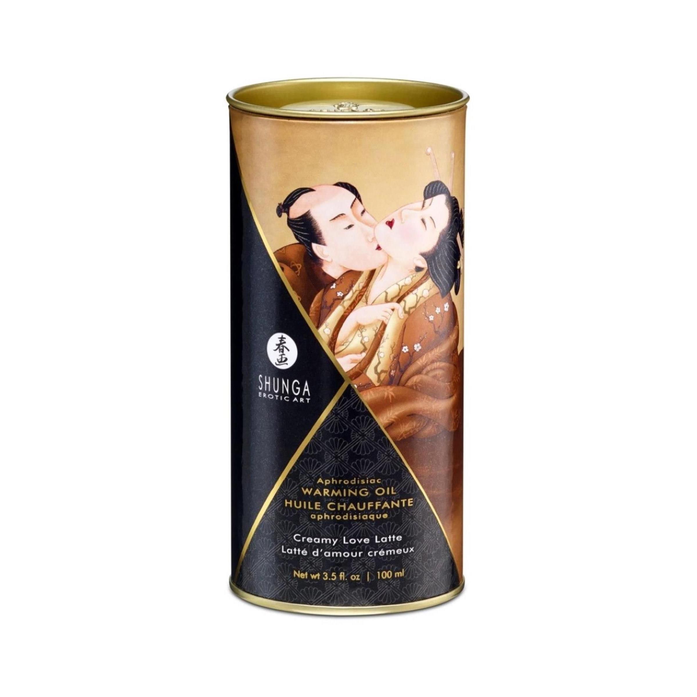 Cilindrische doos met massageolie. Afbeelding van kussend paar. Tekst: Shunga, Warming Oil, Creamy Love Latte, 100 ml.