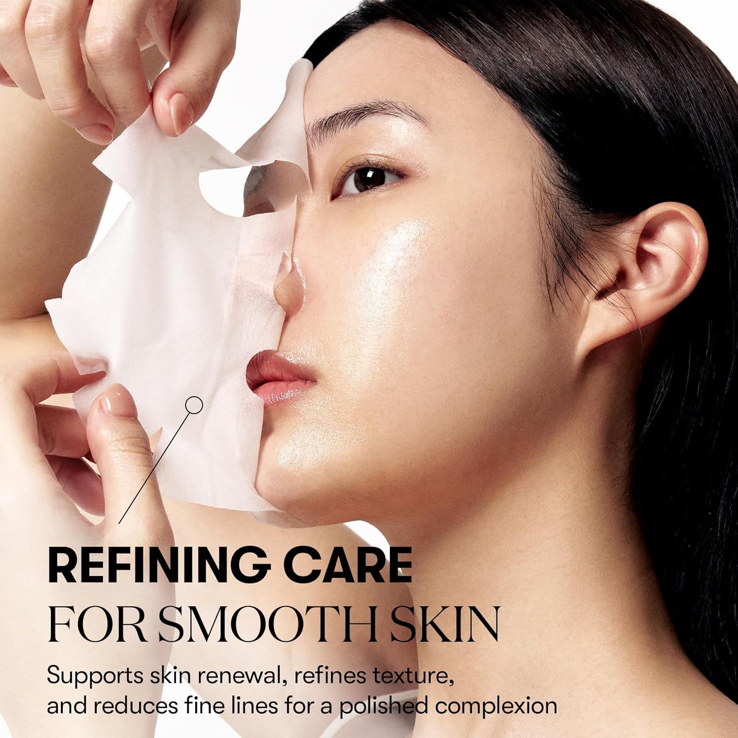 Visage d'une femme avec un masque. Une main tient le masque, l'autre l'enlève. Texte : REFINING CARE FOR SMOOTH SKIN.